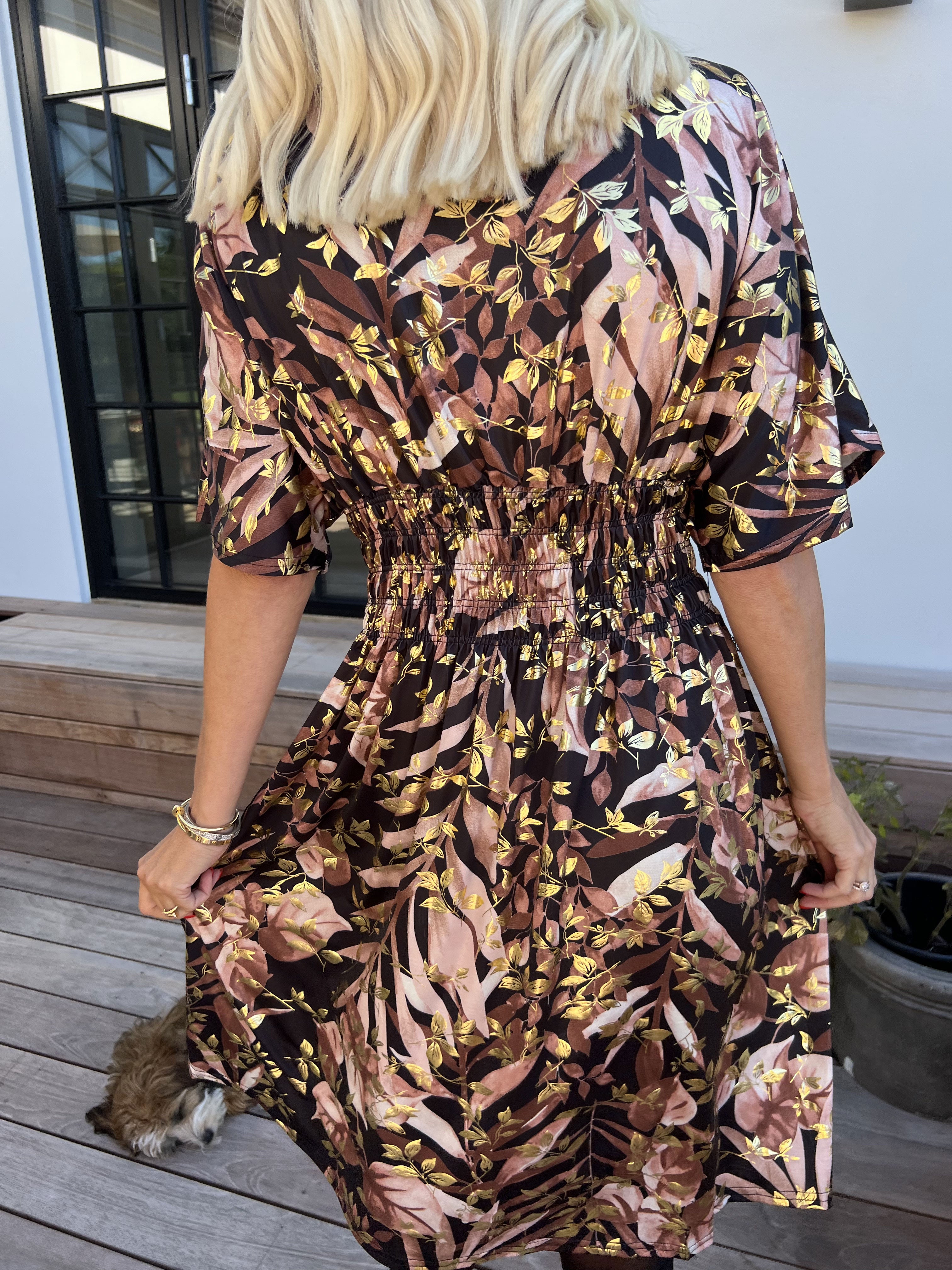 Pams Gold Leaf Short - Elastisk kjole med blomsterprint og guld detaljer